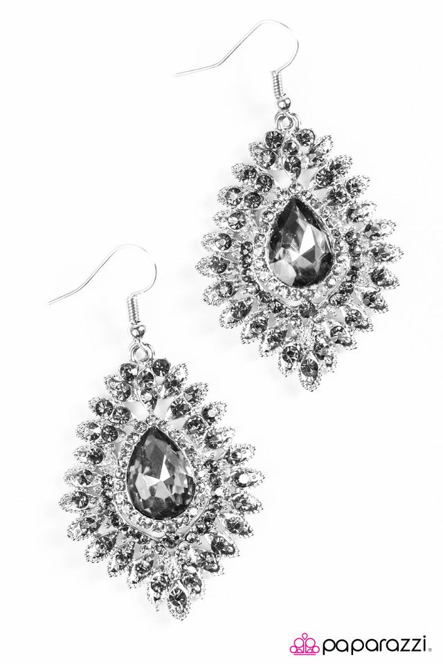 Paparazzi ♥ DIVA-de and Conquer - Silver ♥ Earrings