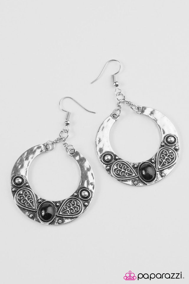 Paparazzi ♥ Swing Away - Black ♥ Earrings