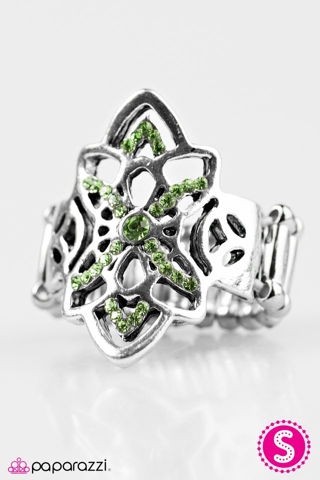 Paparazzi ♥ Daringly Dallas - Green ♥ Ring