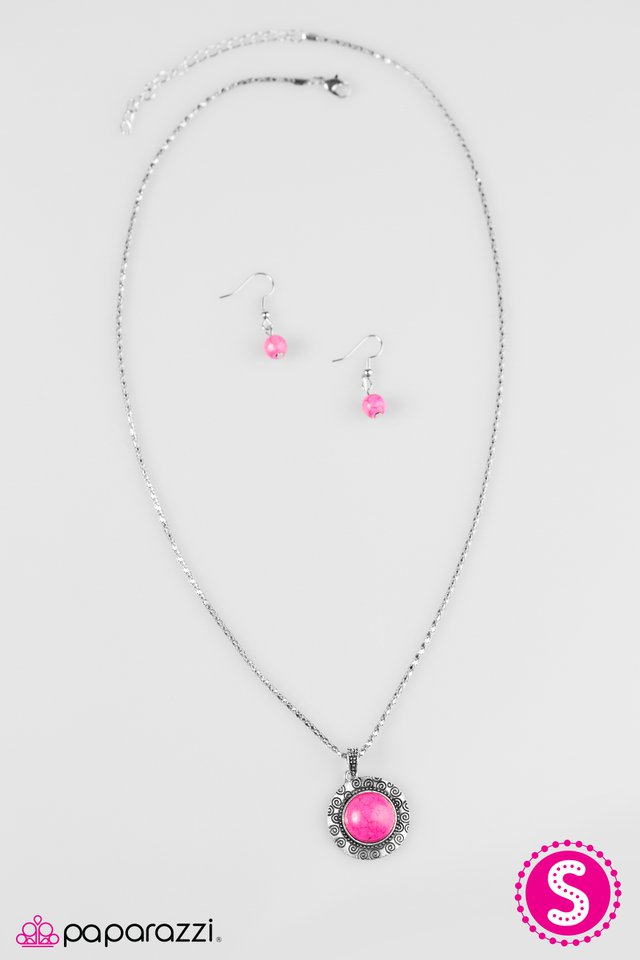 Paparazzi ♥ Born To Roam - Pink ♥ Necklace