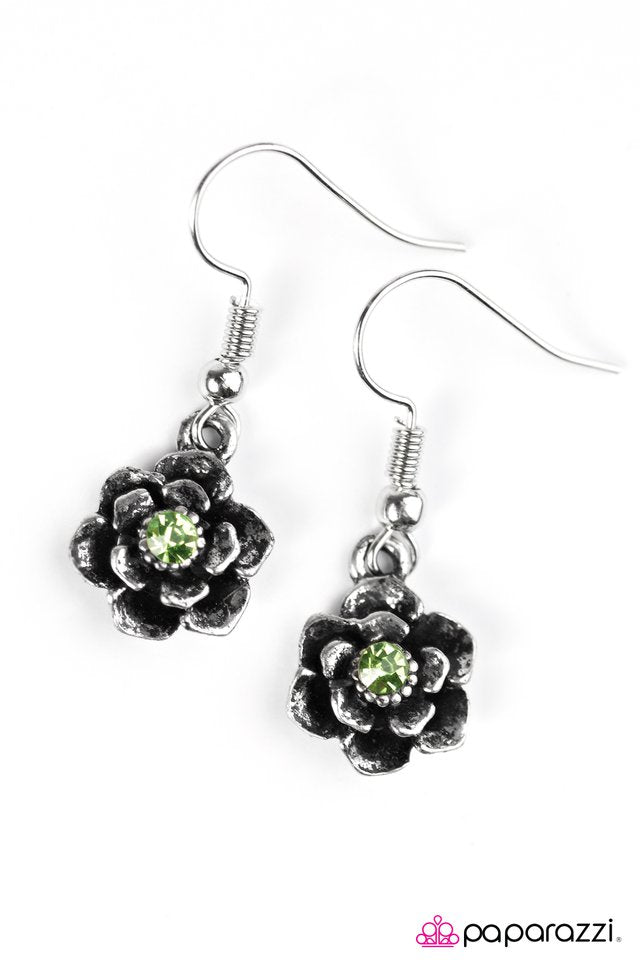 Paparazzi ♥ Where The Flowers Bloom - Green ♥ Earrings