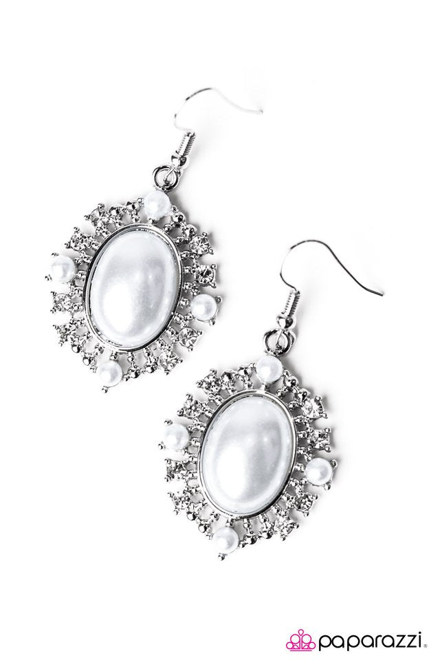 Paparazzi ♥ Red Carpet Romance - Silver ♥ Earrings