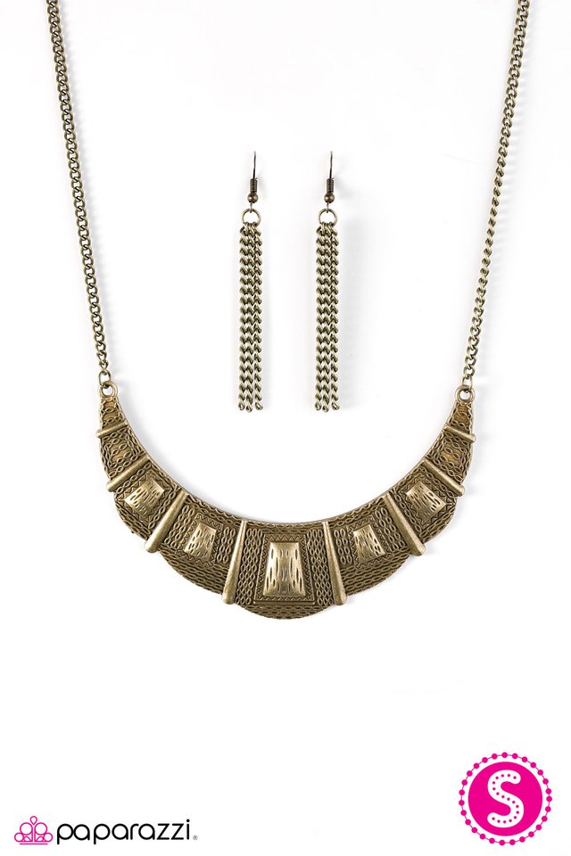 Paparazzi ♥ Adventure Queen - Brass ♥ Necklace