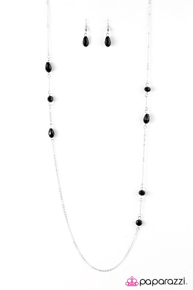 Paparazzi ♥ Elegance Never Fades - Black ♥ Necklace