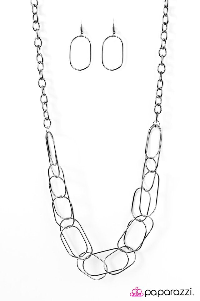 Paparazzi ♥ Retrograde - Black ♥ Necklace