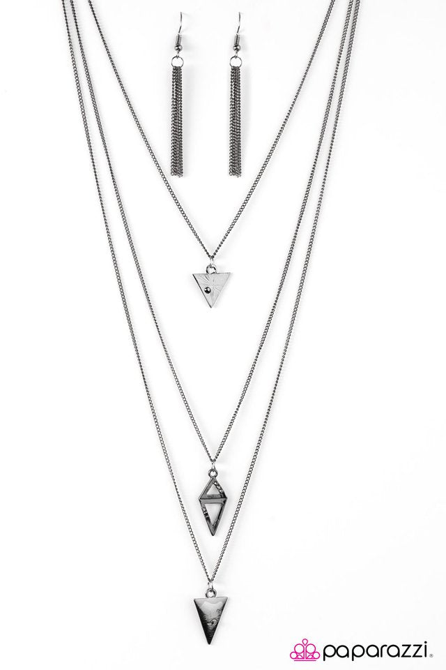 Paparazzi ♥ Keep On TRI-ing - Black ♥ Necklace