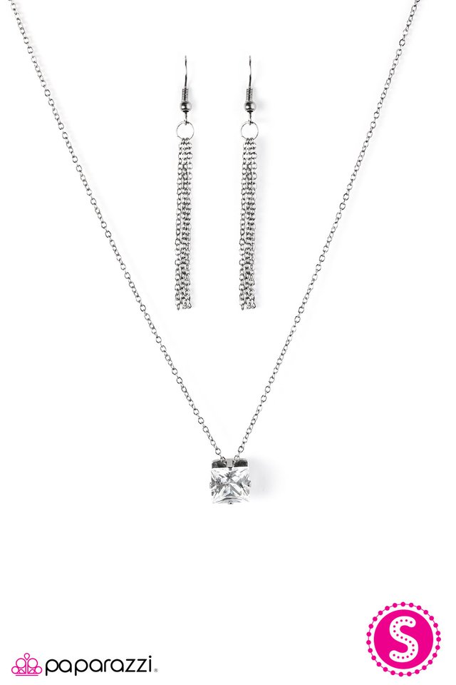 Paparazzi ♥ Everyones A Star - Black ♥ Necklace