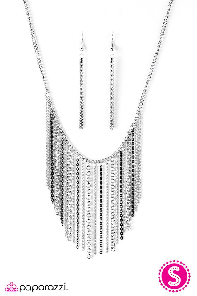 Paparazzi ♥ Dare To Be Different - Black ♥ Necklace