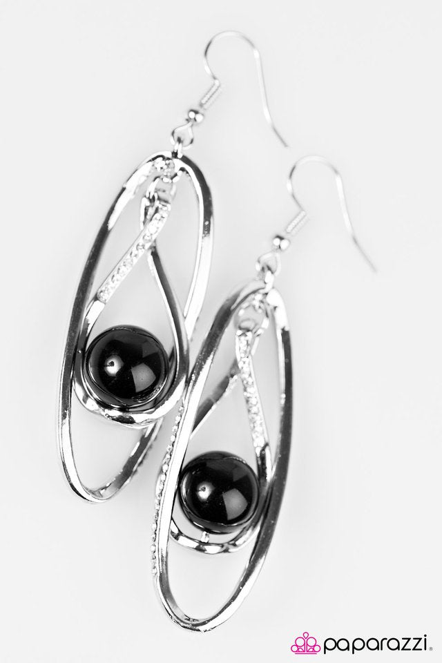 Paparazzi ♥ Catch The Uncatchable - Black ♥ Earrings