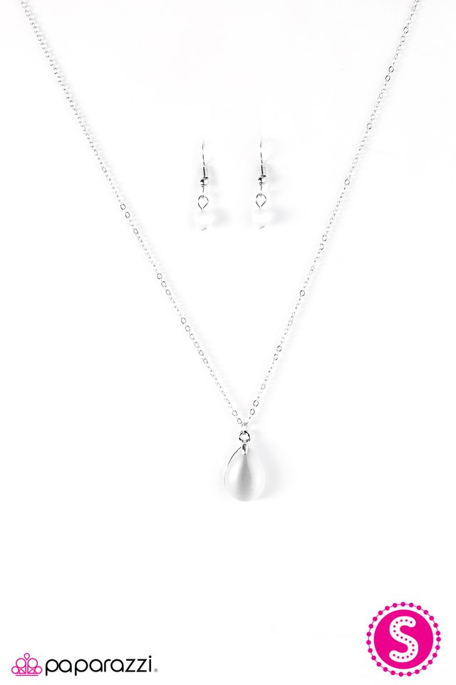 Paparazzi ♥ All I Wanna DEW - White ♥ Necklace