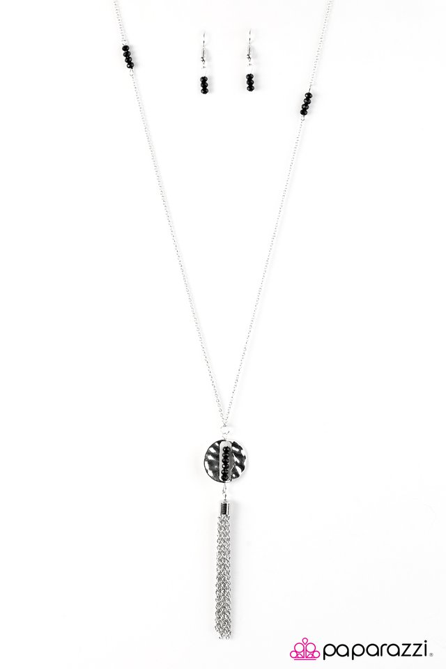 Paparazzi ♥ Extraordinary Explorer - Black ♥ Necklace