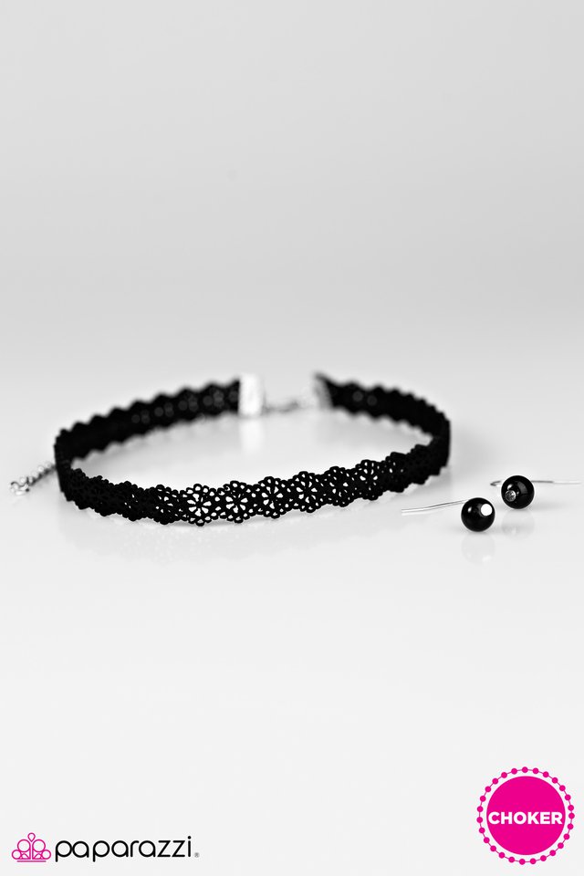 Paparazzi ♥ Keep Your Friends Close - Black ♥ Necklace
