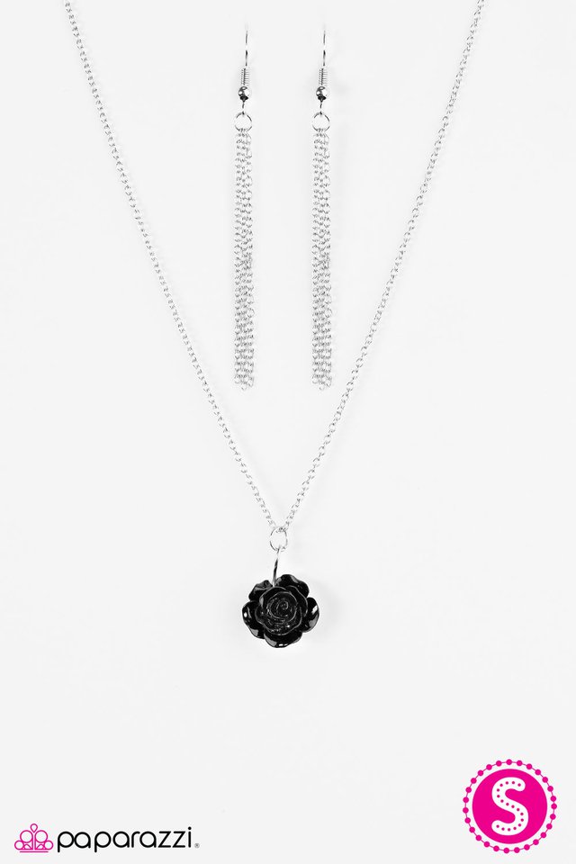 Paparazzi ♥ Summer Rose - Black ♥ Necklace