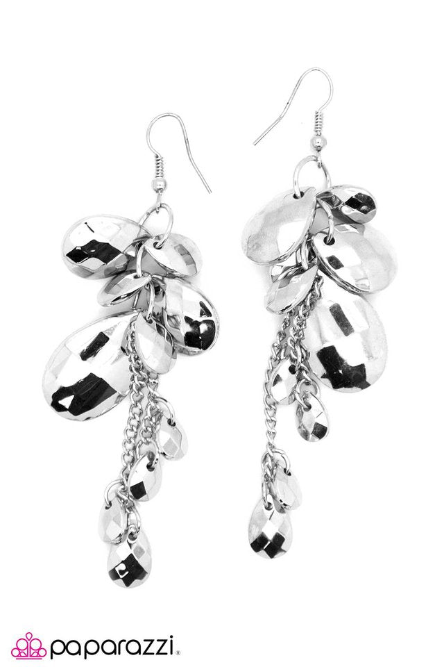 Paparazzi ♥ Dancing in the Rain - Silver ♥ Earrings