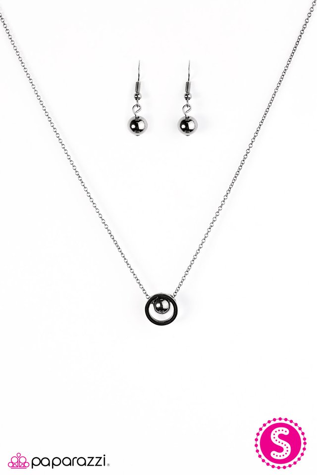 Paparazzi ♥ Stay Centered - Black ♥ Necklace
