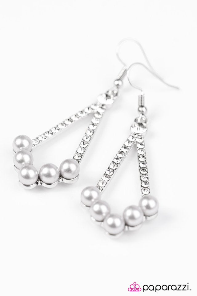 Paparazzi ♥ Dressed In Radiance - Silver ♥ Earrings