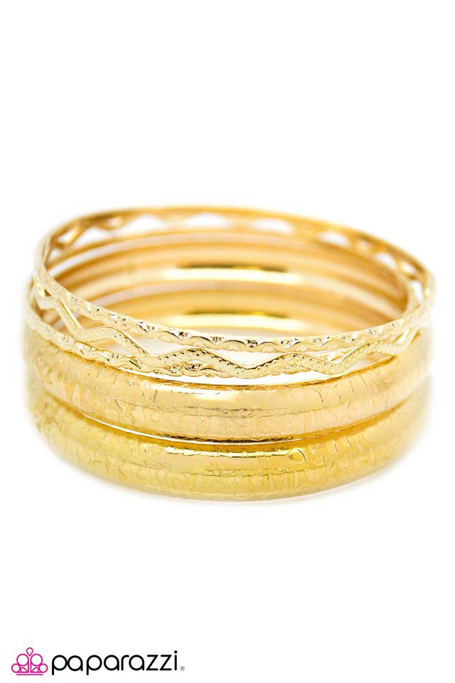 Paparazzi ♥ Its All About Me - Gold ♥ Bracelet