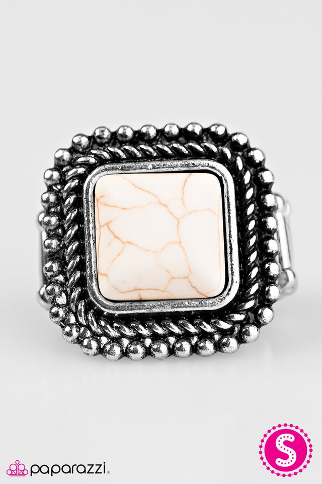 Paparazzi ♥ Common Ground - White ♥ Ring