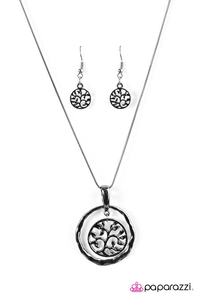 Paparazzi ♥ Make Like A Tree... - Black ♥ Necklace