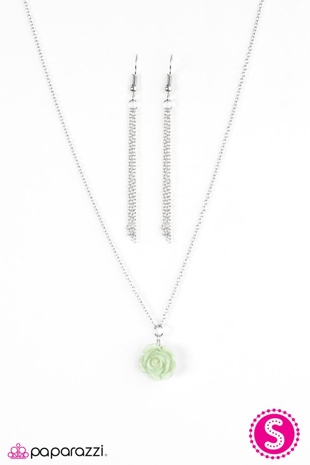 Paparazzi ♥ Summer Rose - Green ♥ Necklace