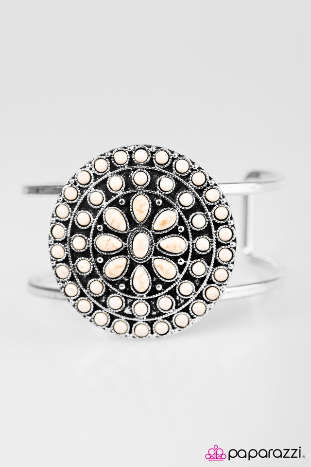 Paparazzi ♥ Blooming Deserts - White ♥ Bracelet