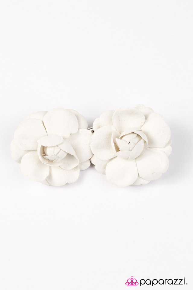 Paparazzi ♥ Budding Romance - White ♥ Hair Clip