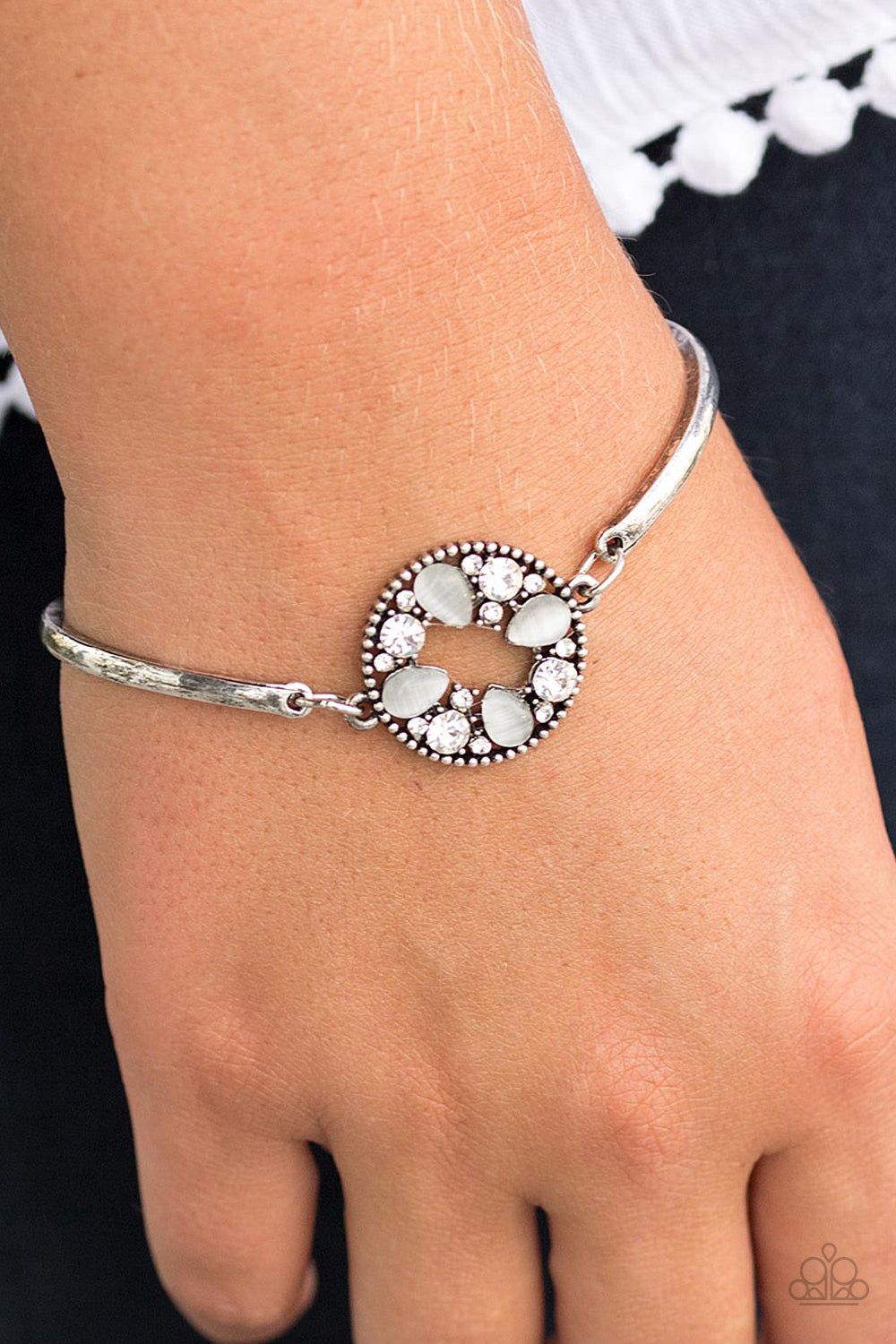 Paparazzi ♥ A MOONWALK In The Park - White ♥ Bracelet