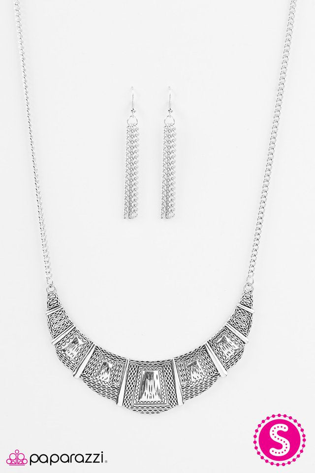 Paparazzi ♥ Adventure Queen - Silver ♥ Necklace