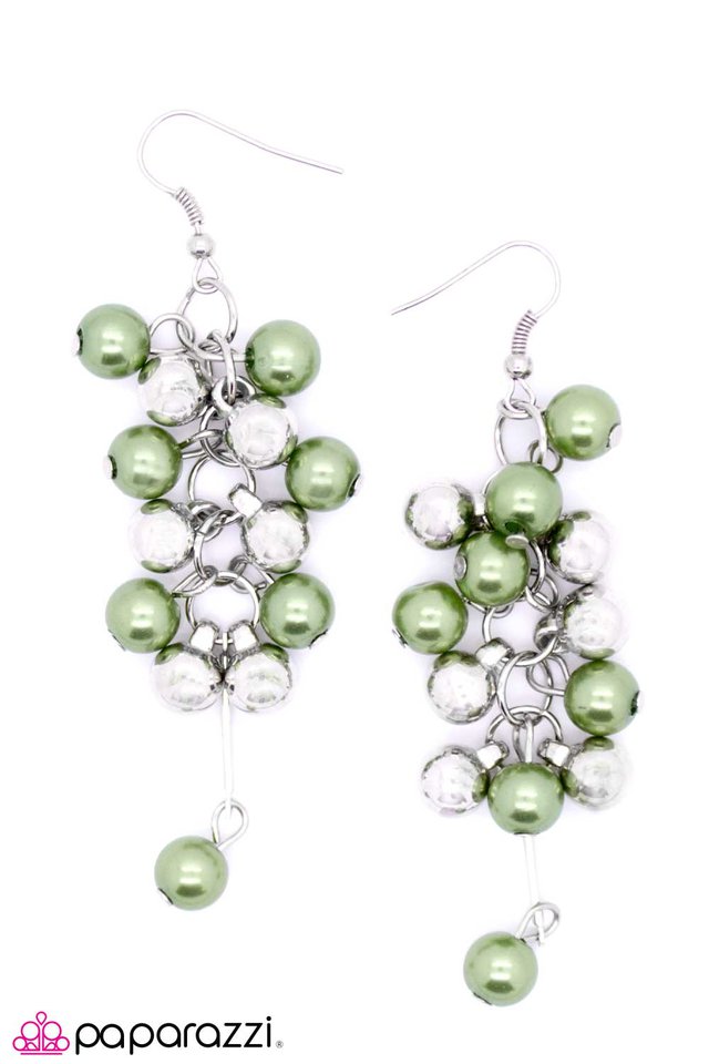 Paparazzi ♥ Pulling Away - Green ♥ Earrings