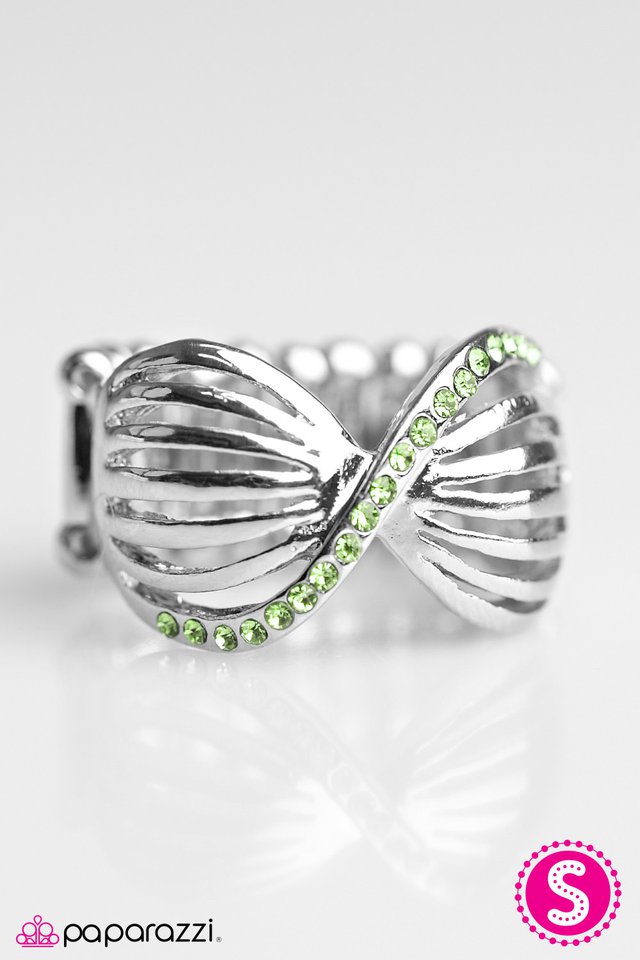 Paparazzi ♥ Pretty As A Bow - Green ♥ Ring
