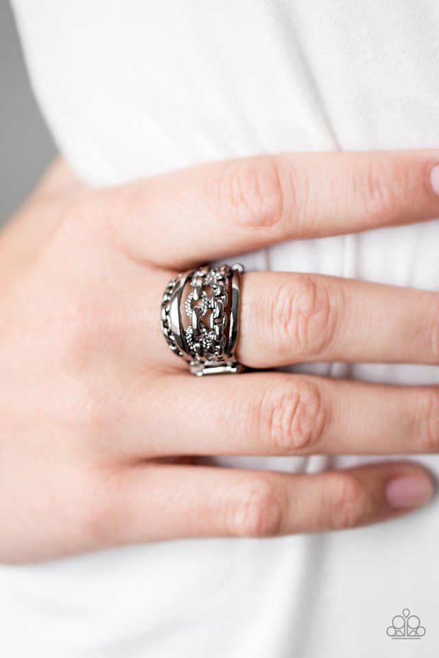 Paparazzi ♥ A CHIC Reaction - Black ♥ Ring