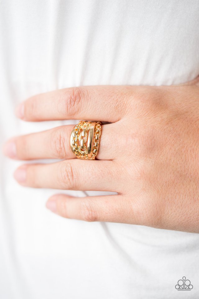 Paparazzi ♥ A CHIC Reaction - Gold ♥ Ring