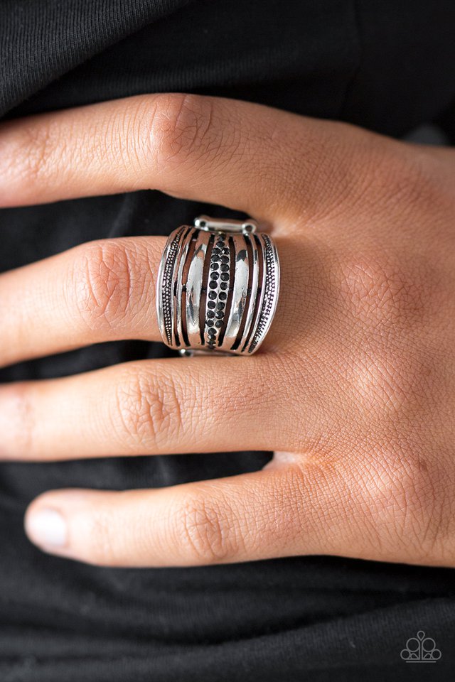Paparazzi ♥ Paramount Shimmer - Black ♥ Ring