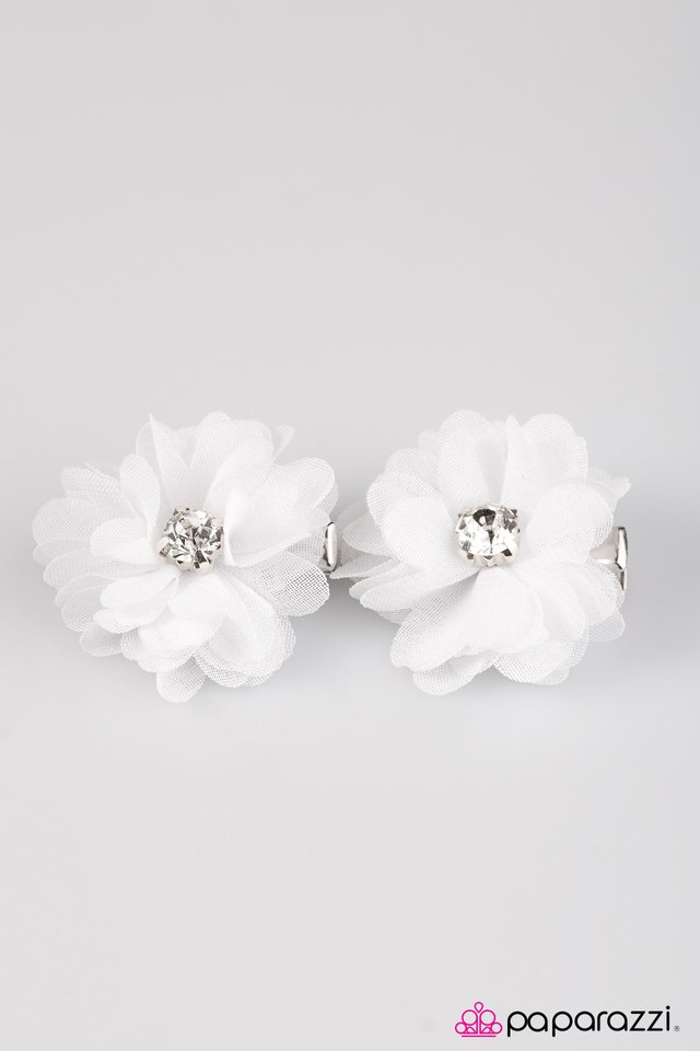 Paparazzi ♥ Flower Patch Fashion - White ♥ Hair Clip