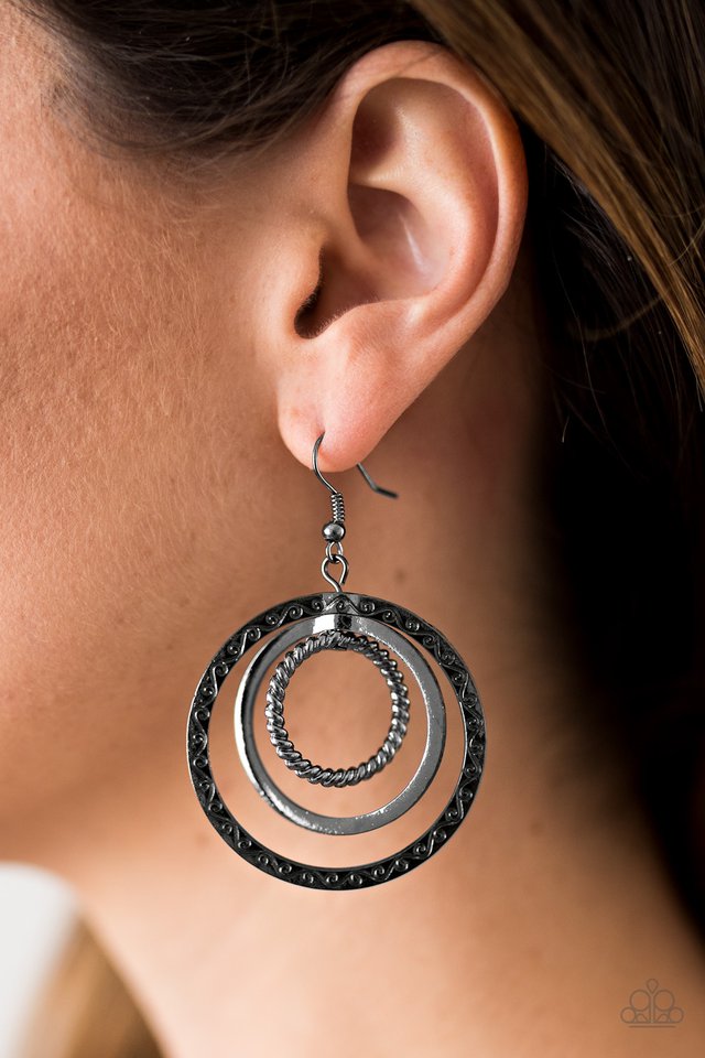 Paparazzi ♥ Go Get Em, TIGRESS - Black ♥ Earrings