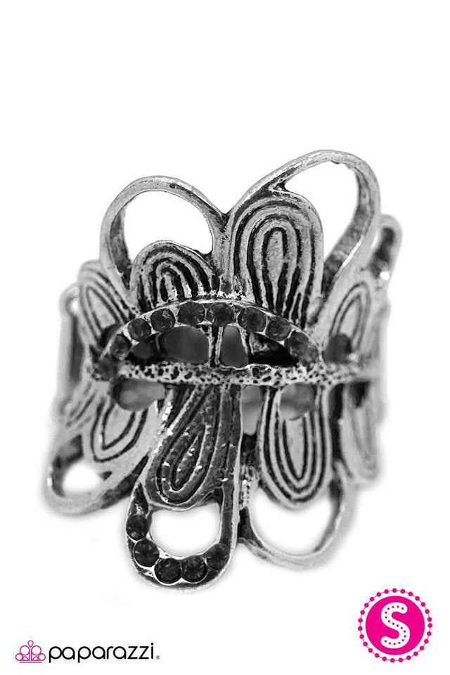 Paparazzi ♥ Skirting the Issue - Black ♥ Ring