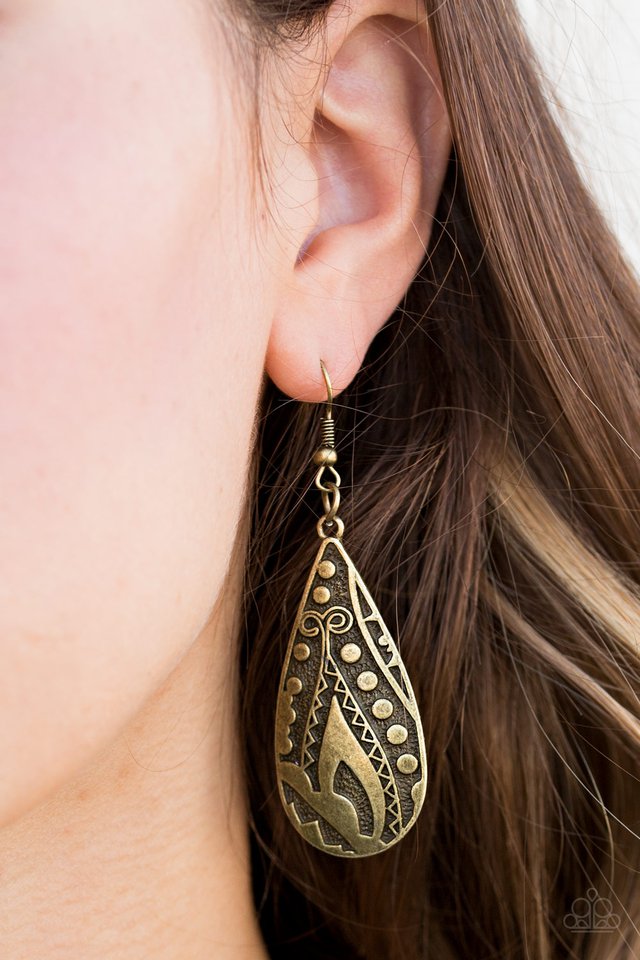 Paparazzi ♥ Token Texture - Brass ♥ Earrings