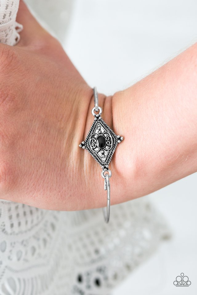 Paparazzi ♥ Worldly Wonder - Black ♥ Bracelet