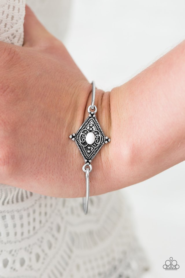 Paparazzi ♥ Worldly Wonder - White ♥ Bracelet