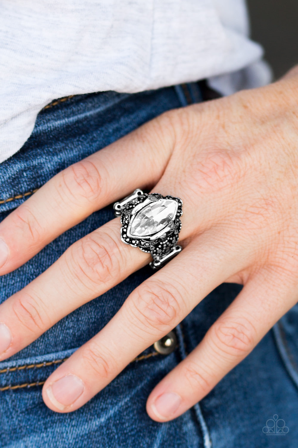 Paparazzi ♥ Queenly Gardens - White ♥ Ring
