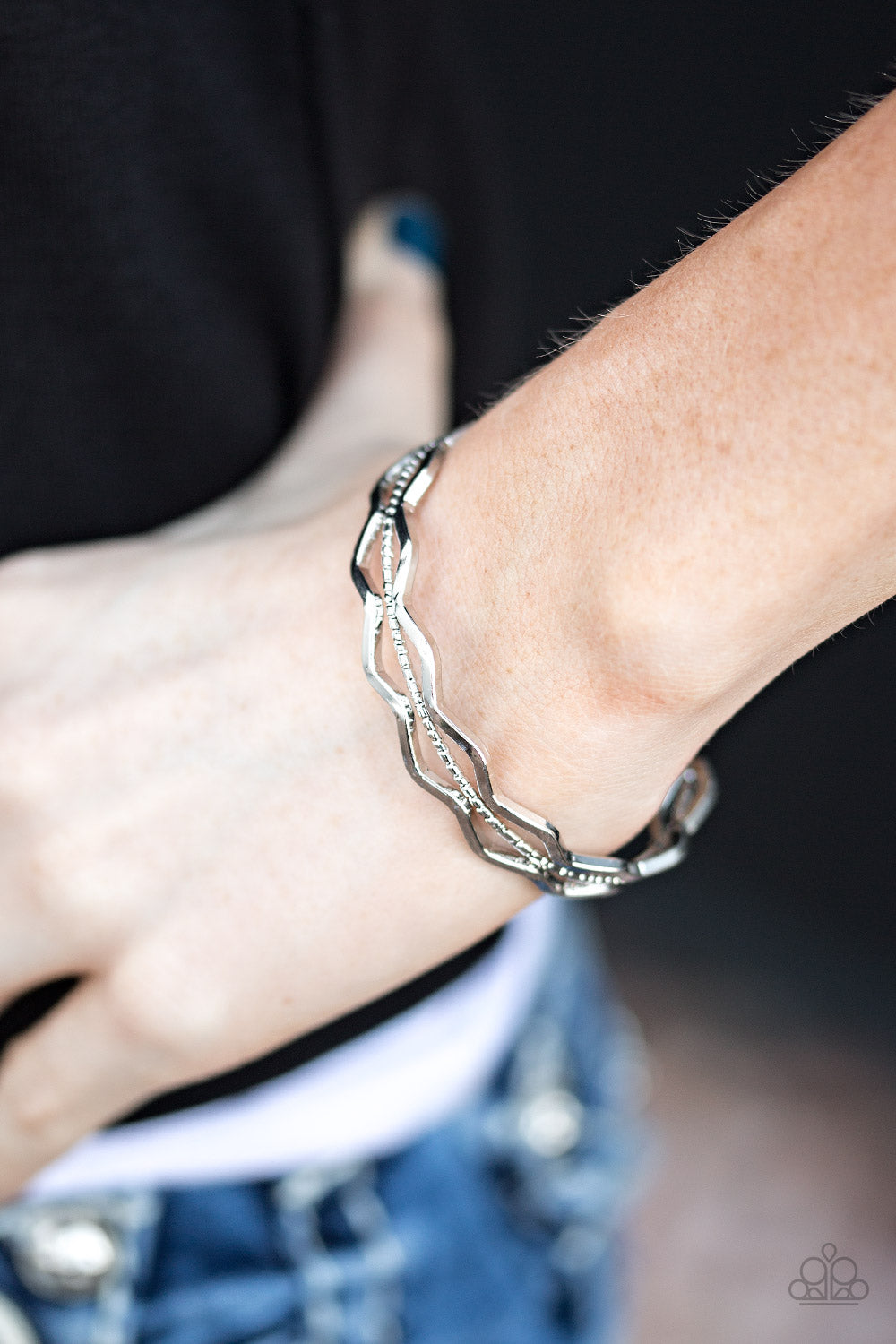 Paparazzi ♥ Catch The Next Wave - Silver ♥ Bracelet