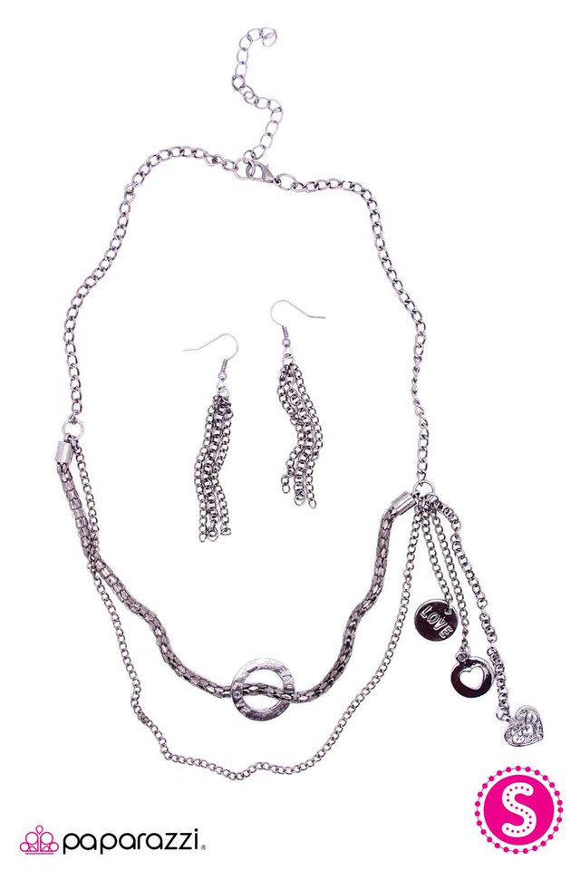 Paparazzi ♥ Pulling at My Heartstrings - Gunmetal ♥ Necklace