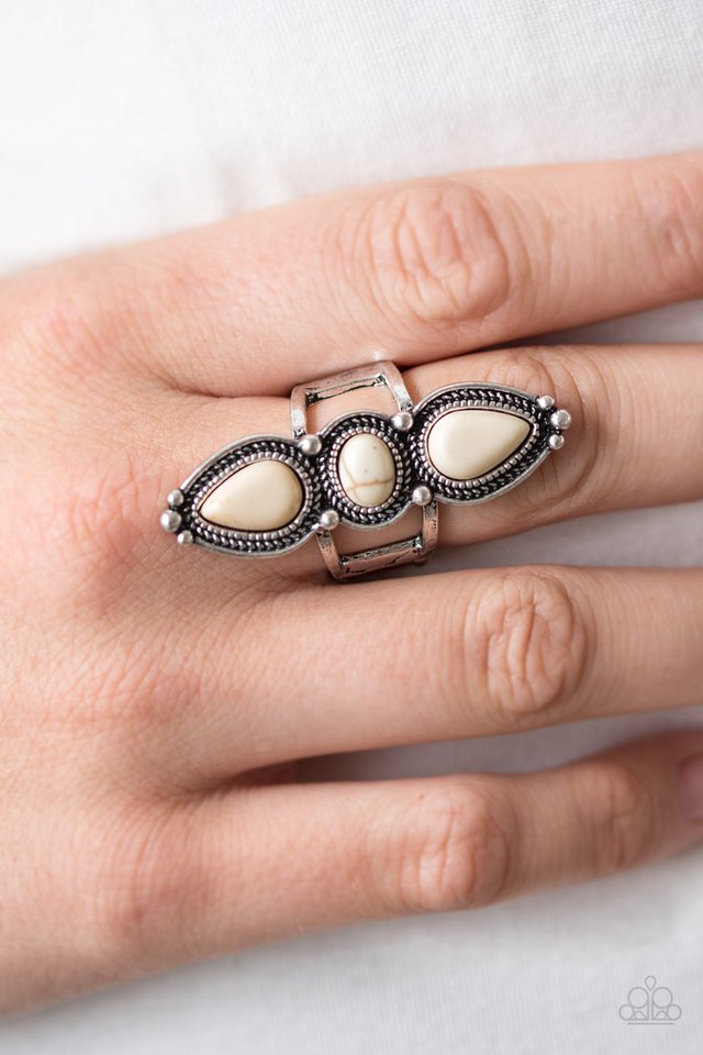 Paparazzi ♥ Calling All Chiefs - White ♥ Ring