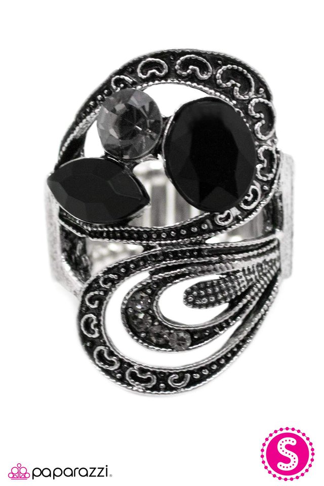Paparazzi ♥ The Lady Eve - Black ♥ Ring