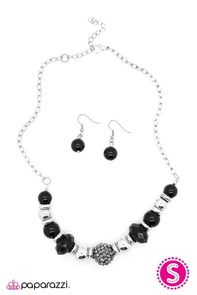 Paparazzi ♥ Fashionably Late - Black ♥ Necklace