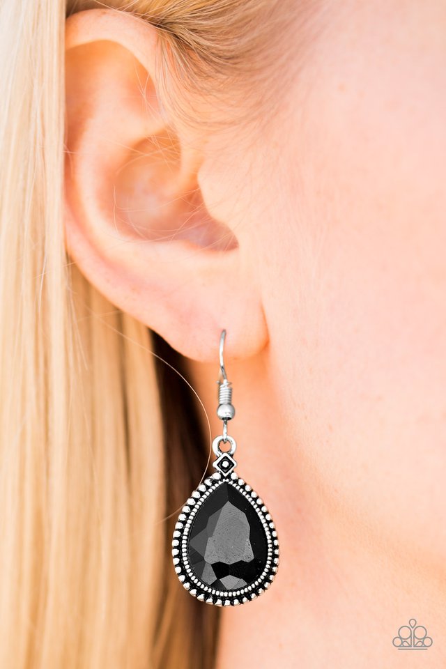 Paparazzi ♥ Talk Of The THRONE - Black ♥ Earrings