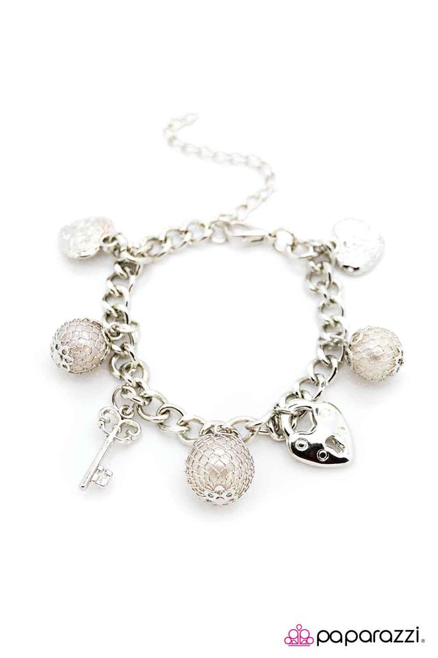 Paparazzi ♥ Thats the Way Love Goes - White ♥ Bracelet