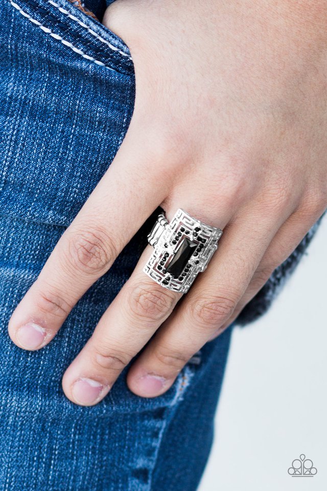 Paparazzi ♥ Crowned Court - Black ♥ Ring