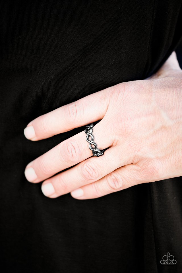 Paparazzi ♥ Follow Your GLEAMS - Black ♥ Ring