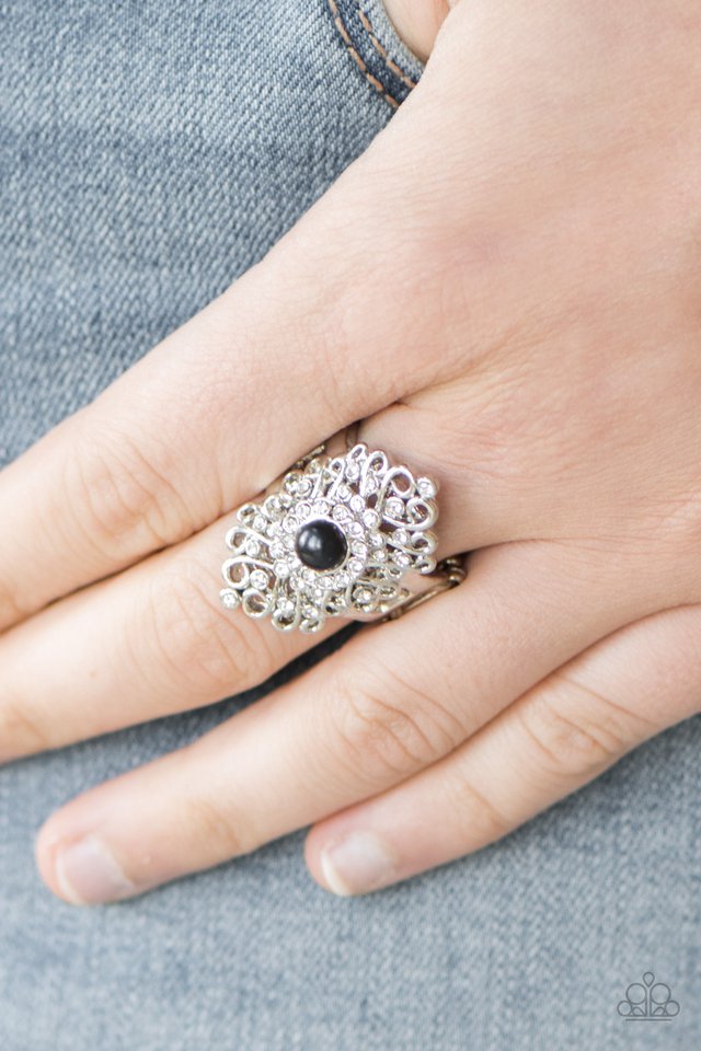 Paparazzi ♥ Queen Status - Black ♥ Ring